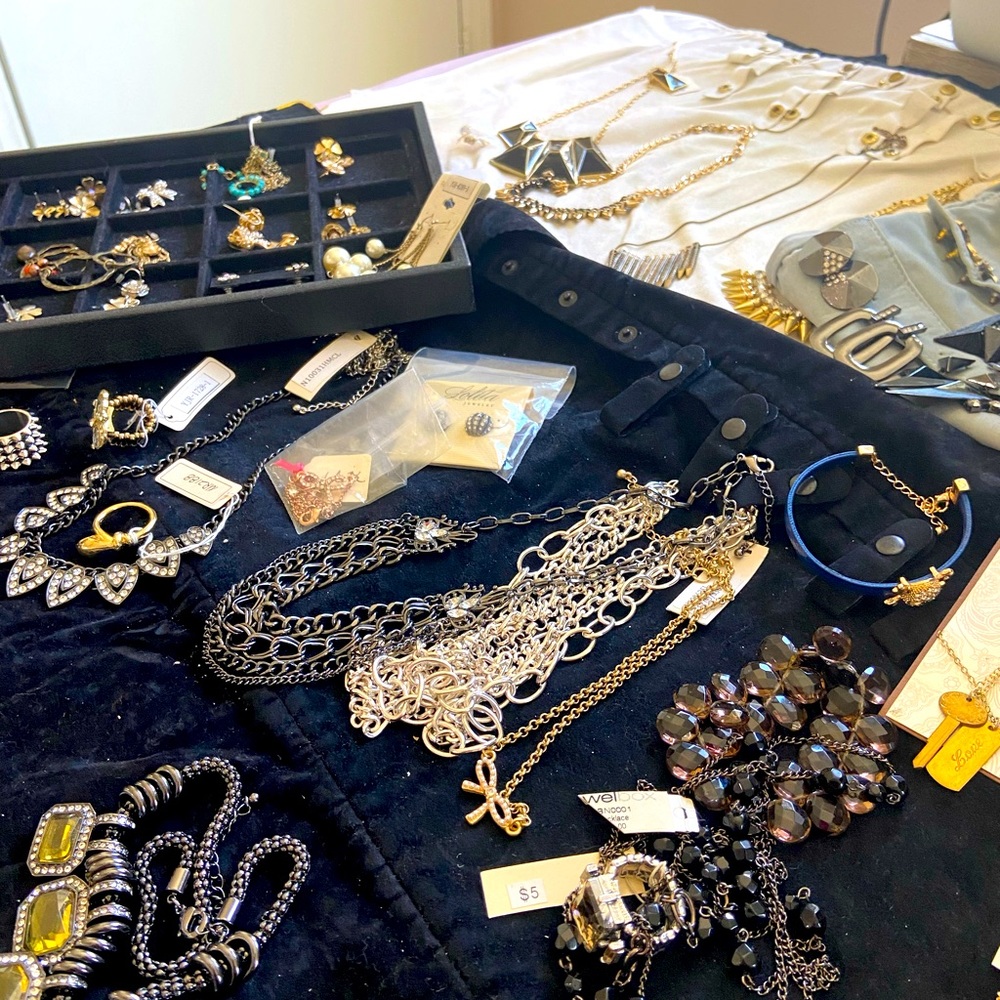 50 PCs Lot Assorted Costume Jewelry Samples . All wearable !